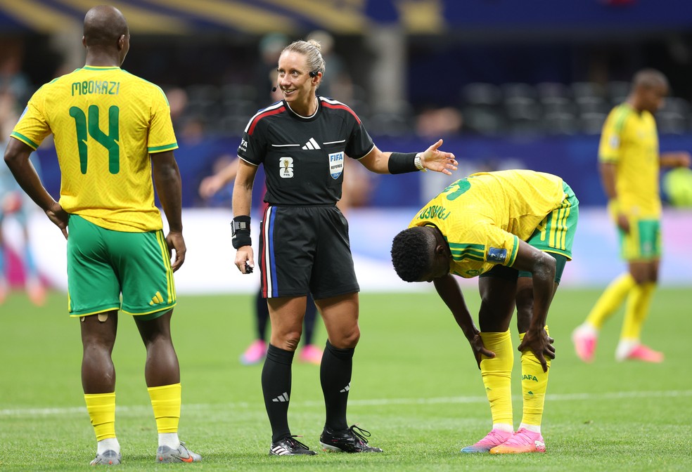 Árbitra Tori Penso em República Tcheca e África do Sul