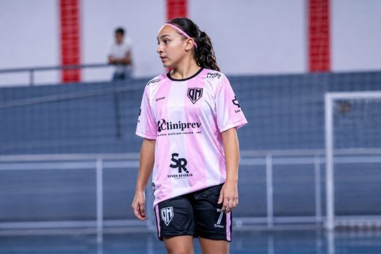 Jogadora Riana comemora gol durante partida de futsal