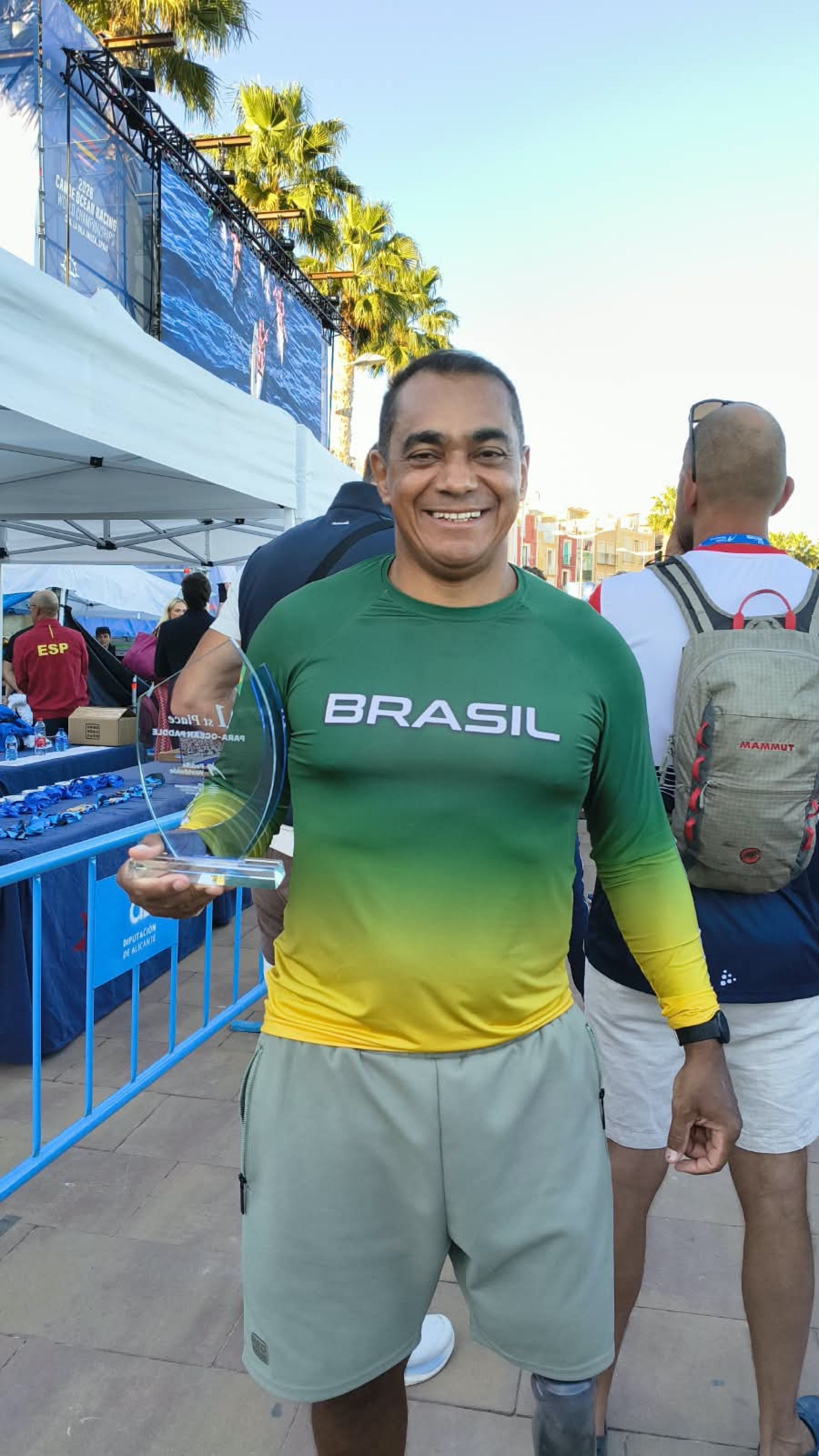 Mario Queiroz conquista o quarto título mundial de paracanoagem oceânica na Espanha