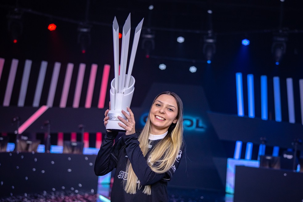 Miss celebrando a conquista do 2º Split do CBLOL Academy de 2022, pela paiN Gaming — Foto: Bruno Alvares/Riot Games