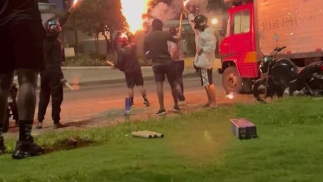 Torcedores do Vasco fazem foguetório de madrugada em hotel do Boca Juniors no Rio