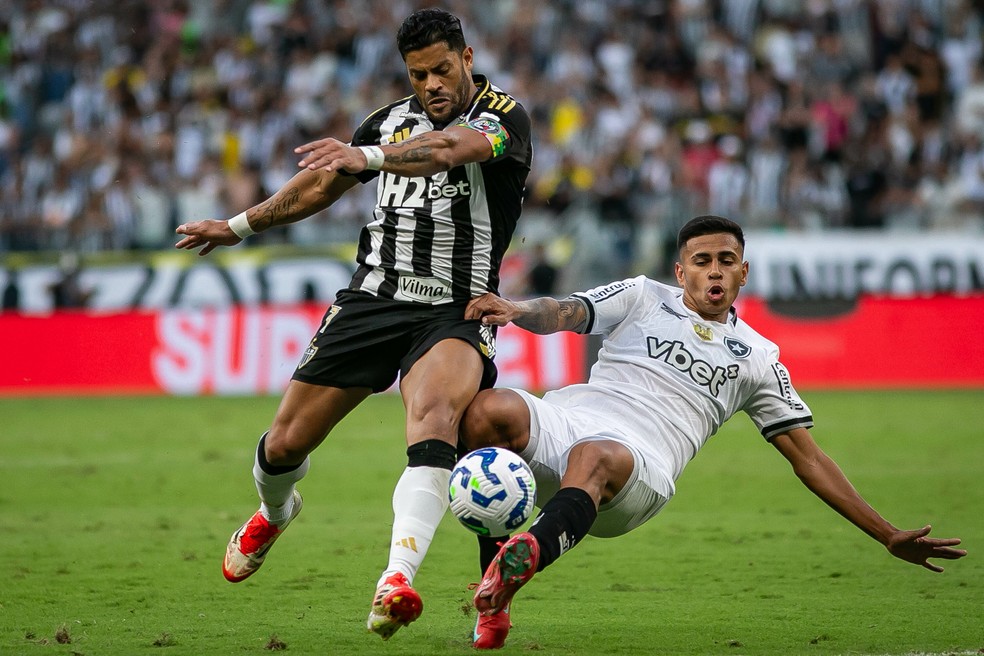 Hulk, do Atlético-MG, em disputa com o marcador do Botafogo — Foto: Fernando Moreno/AGIF