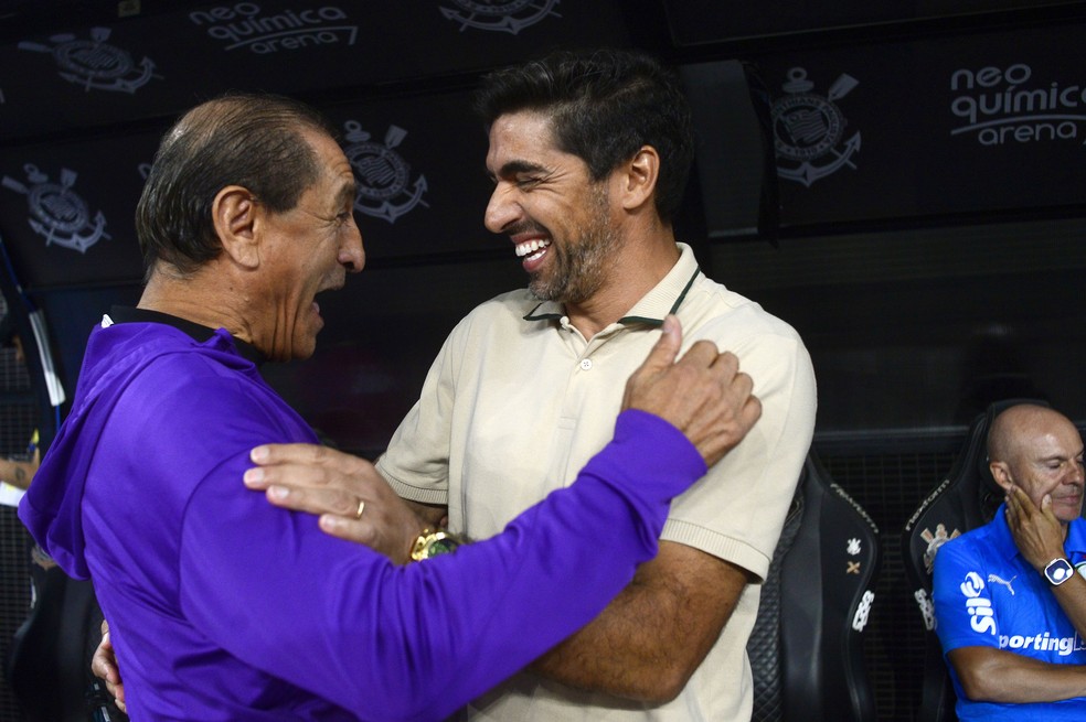 Ram�n D�az, t�cnico do Corinthians, e Abel Ferreira, do Palmeiras, se cumprimentam antes do segundo jogo da final do Campeonato Paulista, na Neo Qu�mica Arena � Foto: Marcos Ribolli