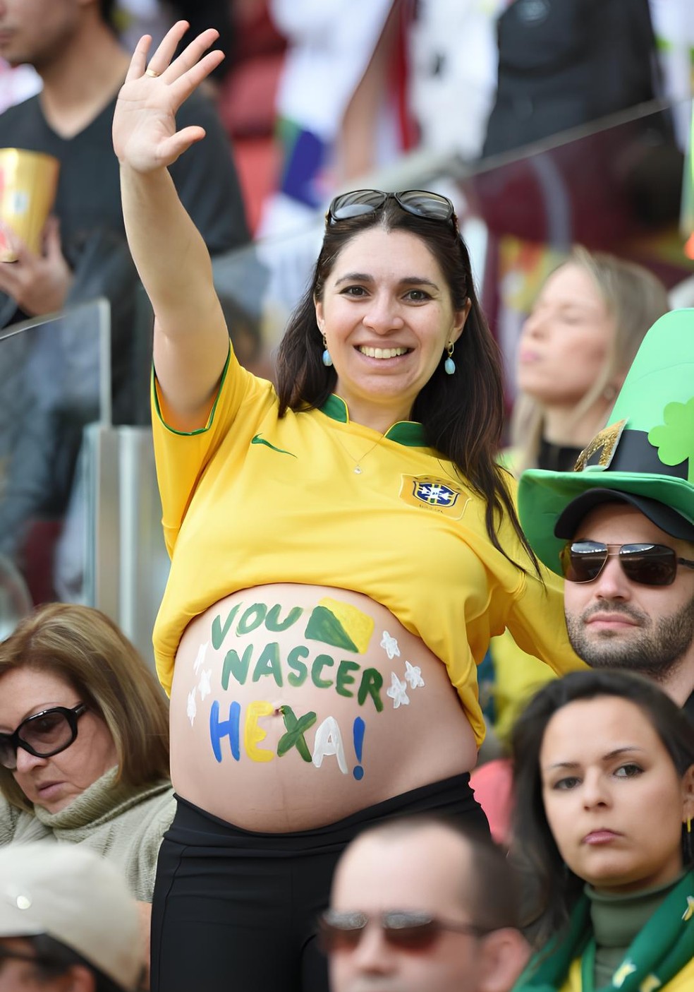 Ana Paula em partida da Copa do Mundo de 2014 — grávida do hexa