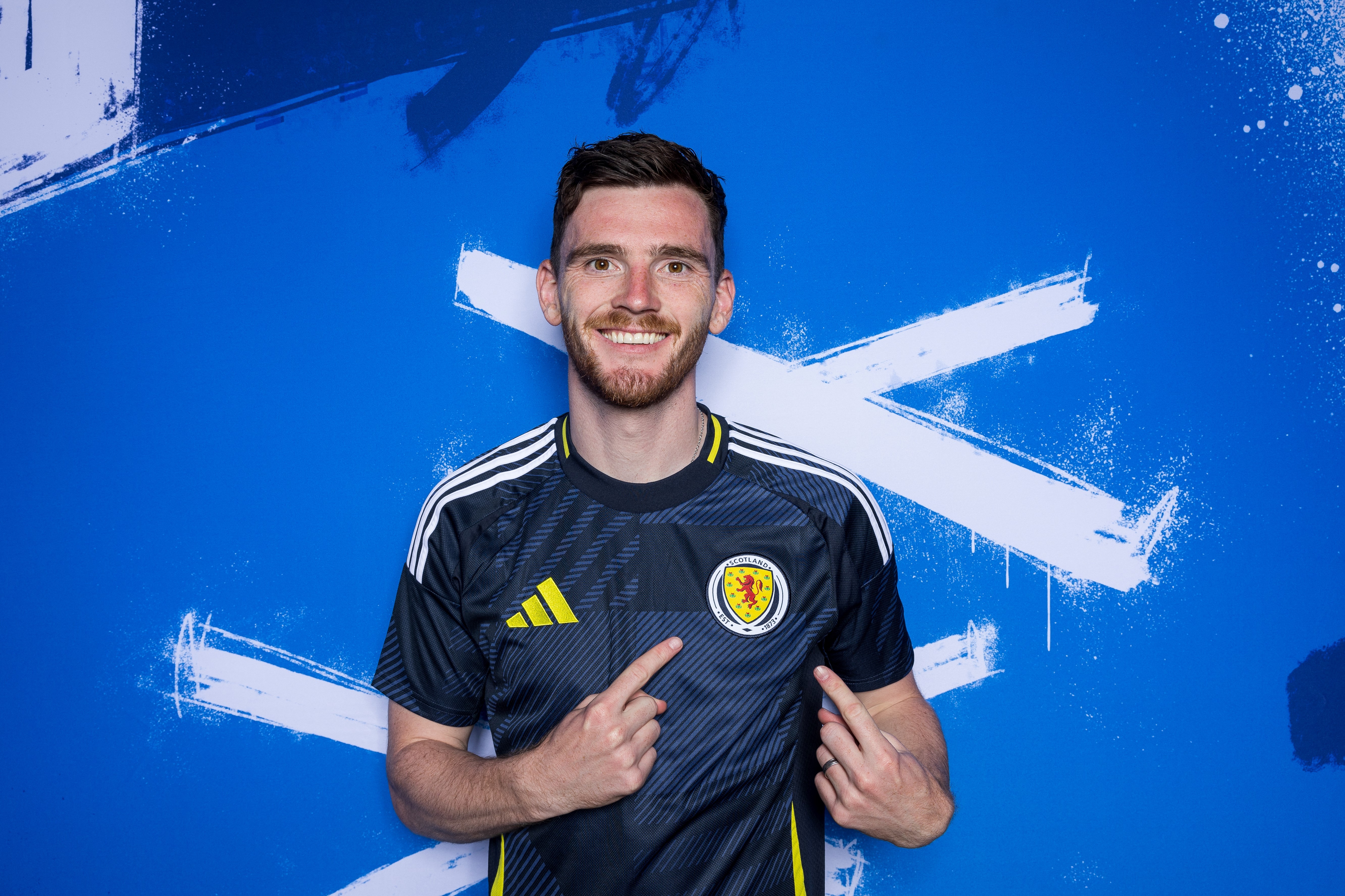 Tottenham anuncia contratação de Robertson, ex-Liverpool