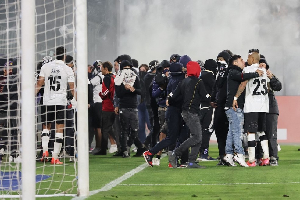 Colo-Colo x Fortaleza confusão — Foto: Javier TORRES / AFP