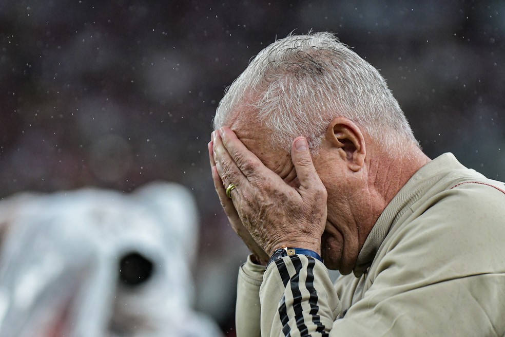 Dorival Júnior busca voltar a vencer fora de casa com o Tricolor — Foto: Thiago Ribeiro/AGIF