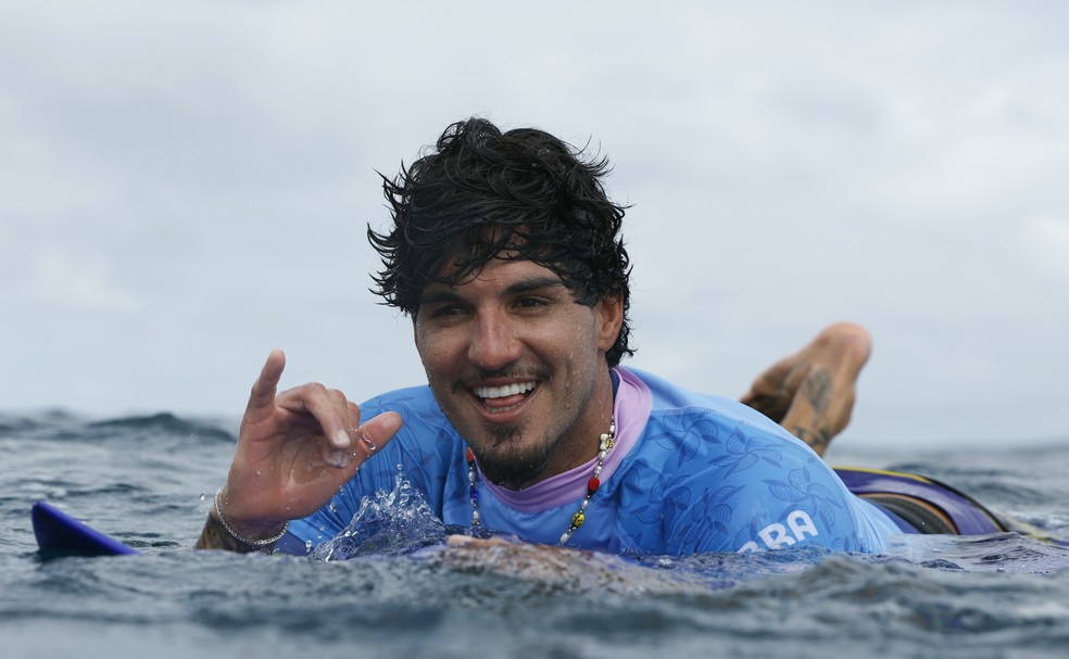 Gabriel Medina comemora medalha de bronze em Paris 2024 — Foto: Ben Thouard-Pool/Getty Images)