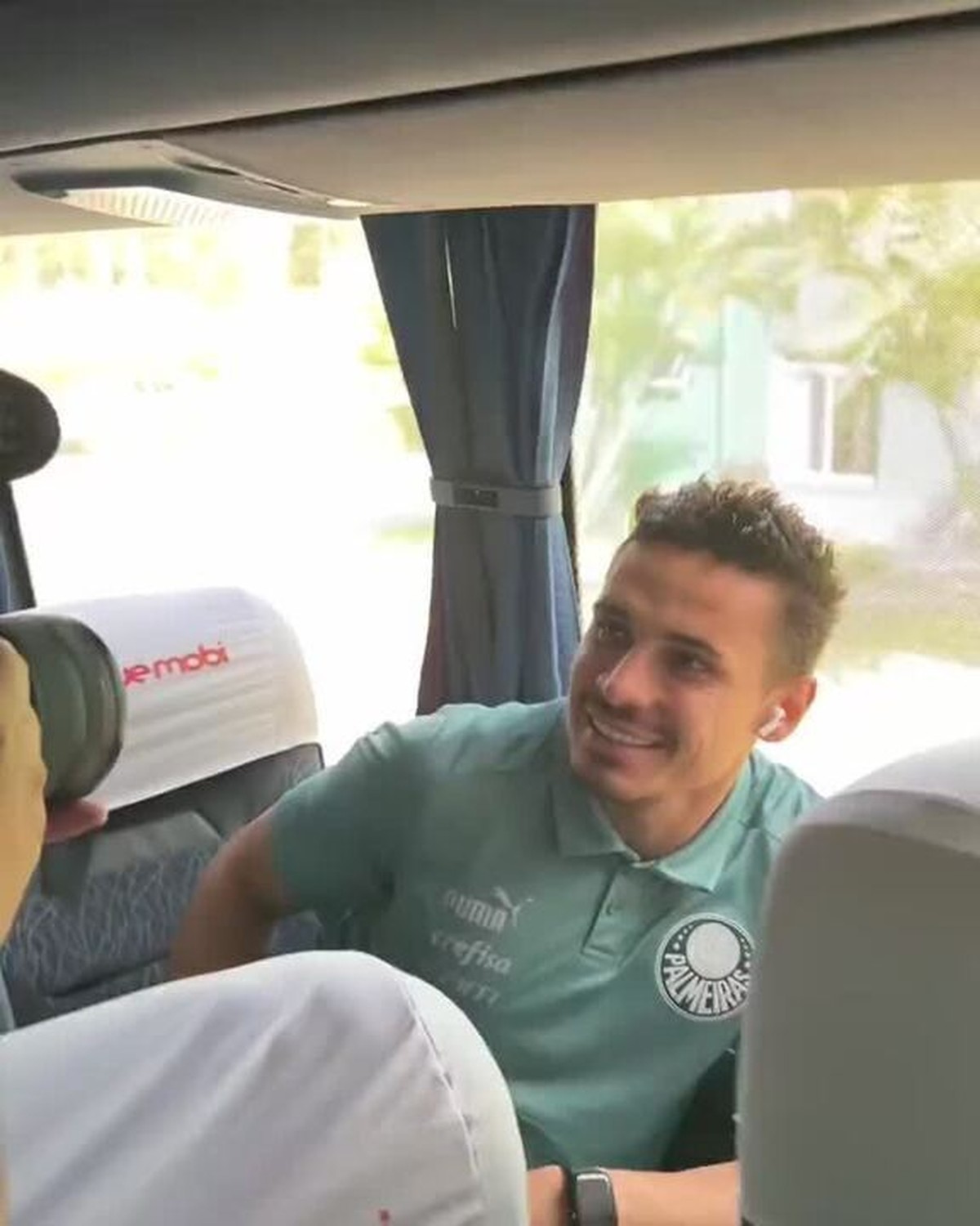 Veiga descobriu convocação no ônibus antes de viagem; saiba se ele perderá jogos no Palmeiras