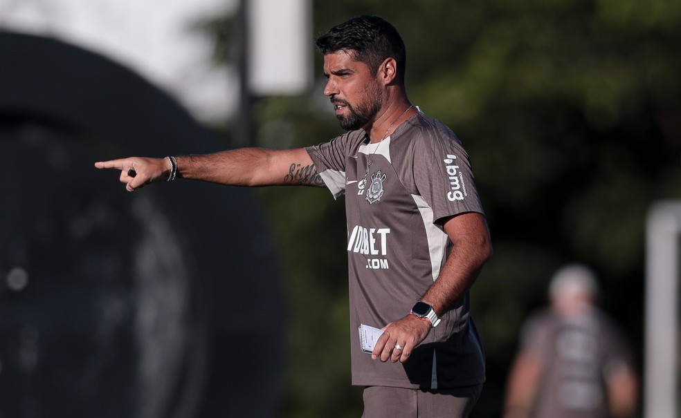 António Oliveira em treino do Corinthians — Foto: Rodrigo Coca/Agência Corinthians