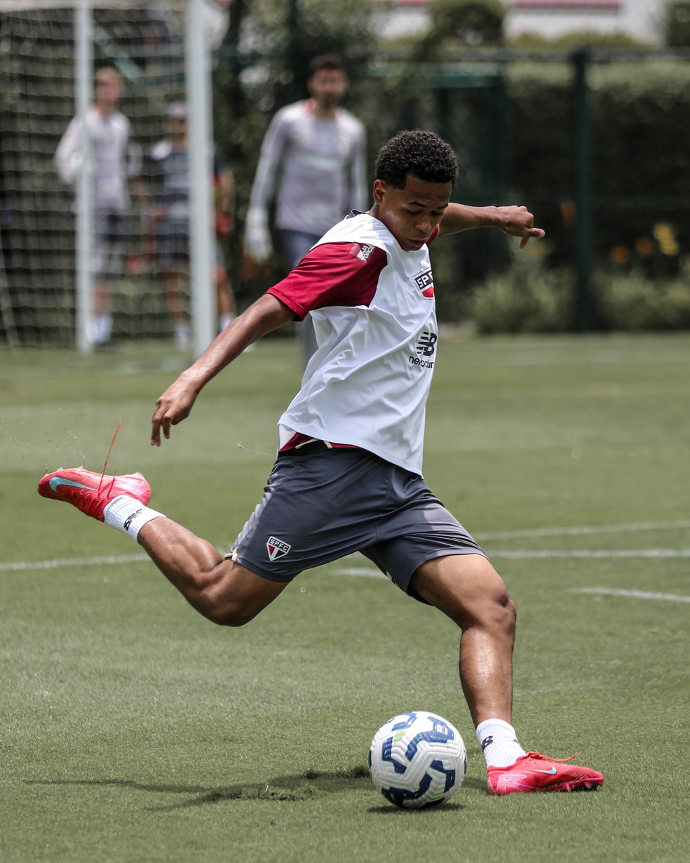 Paulinho em treinamento com o time profissional — Foto: Erico Leonan / São Paulo FC