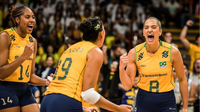 Brasileiras celebram ponto na vitória sobre a Itália