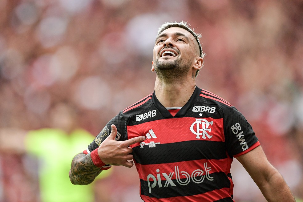 Arrascaeta comemora gol em Flamengo x Atlético-MG