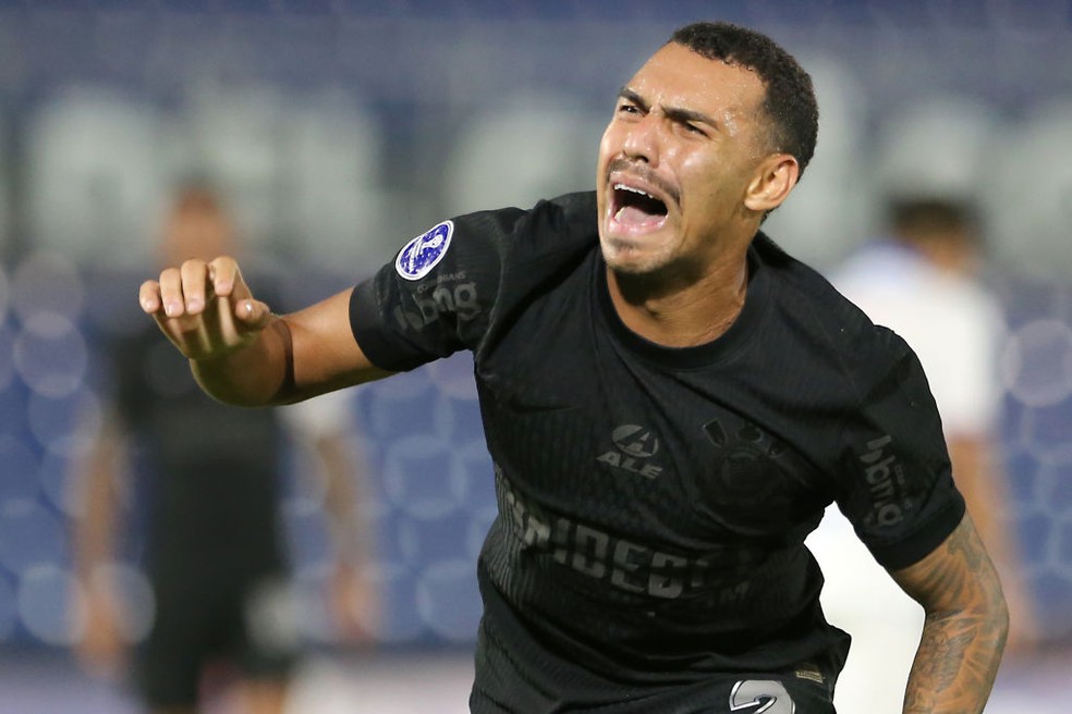 Matheuzinho se machucou ao marcar o primeiro gol pelo Corinthians — Foto: Christian Alvarenga/Getty Images
