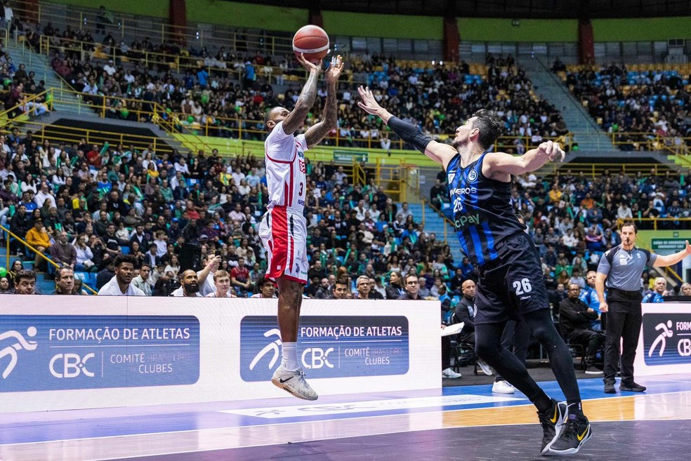 Bennett em ação pelo Franca no jogo 3 da final do NBB contra o Pinheiros