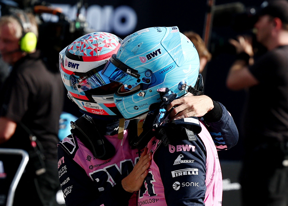 Franco Colapinto cumprimenta Pierre Gasly após pole position em Monza — Foto: Guglielmo Mangiapane/Reuters