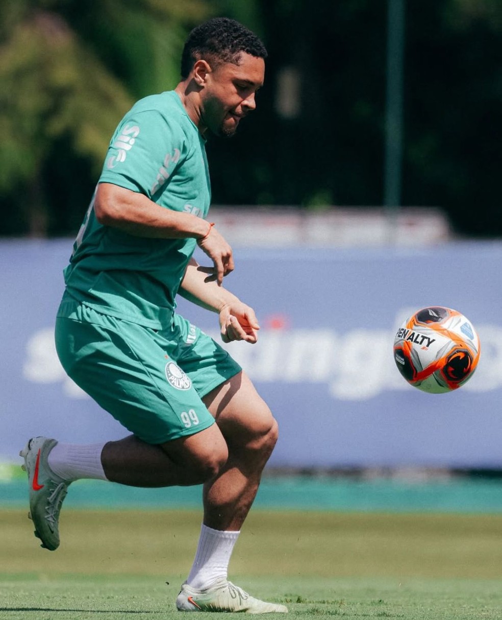 Vitor Roque em primeiro treino pelo Palmeiras — Foto: Luiz Guilherme Martins / Palmeiras