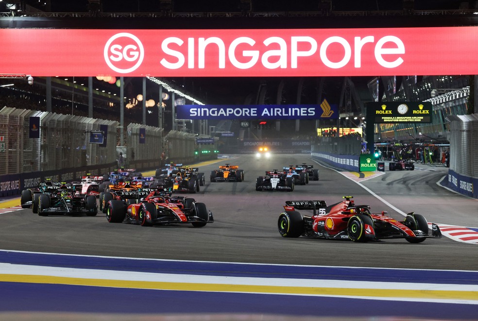 Largada do GP de Singapura tem dupla da Ferrari na frente — Foto: Reuters
