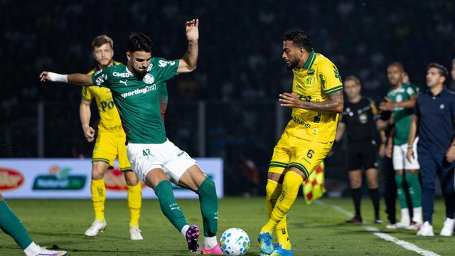 Reinaldo e Flaco López disputam jogada em Mirassol x Palmeiras