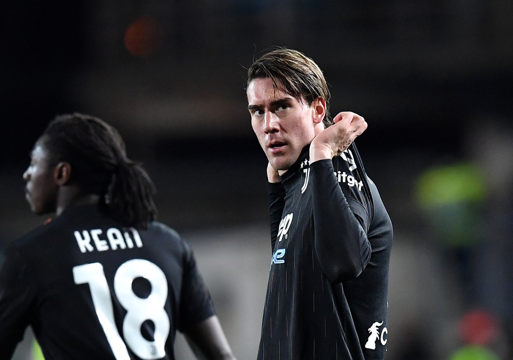 Vlahovic reencontra Fiorentina após saída forçada, racismo e