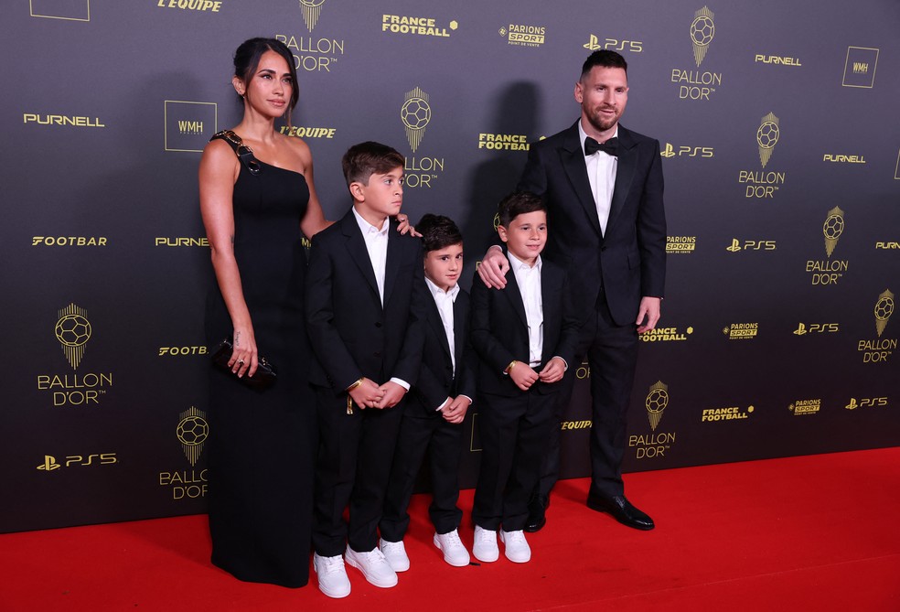 Messi acompanhado da esposa e dos filhos no tapete vermelho da Bola de Ouro — Foto: REUTERS/Stephanie Lecocq