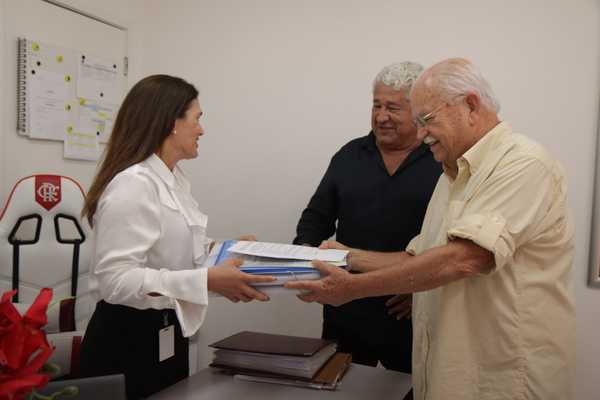 Delair Dumbrosck apoia Dunshee e desiste da presidência do Flamengo.