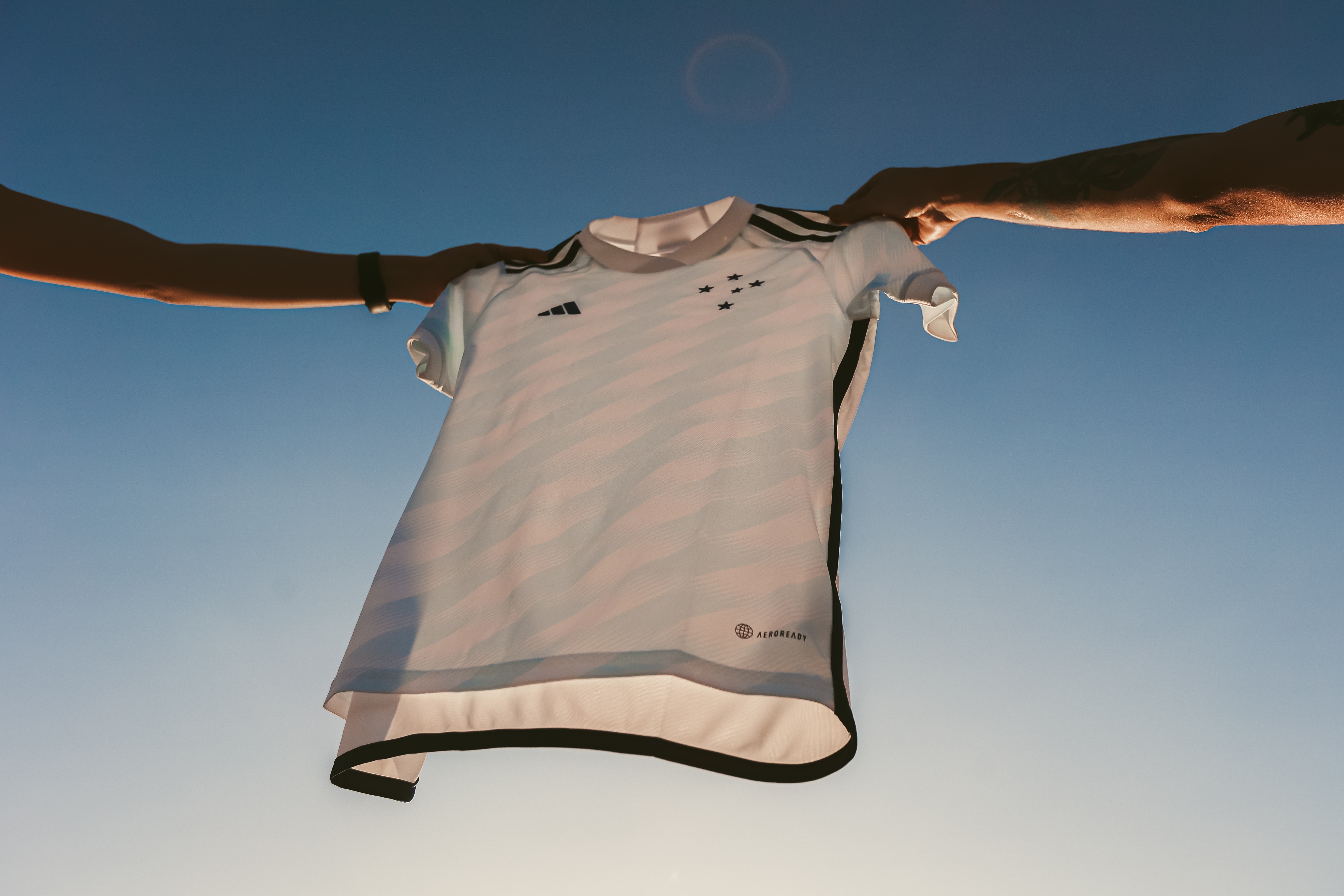 Novo uniforme branco do Cruzeiro celebra 60 anos da Taça Brasil e resgata tradições históricas