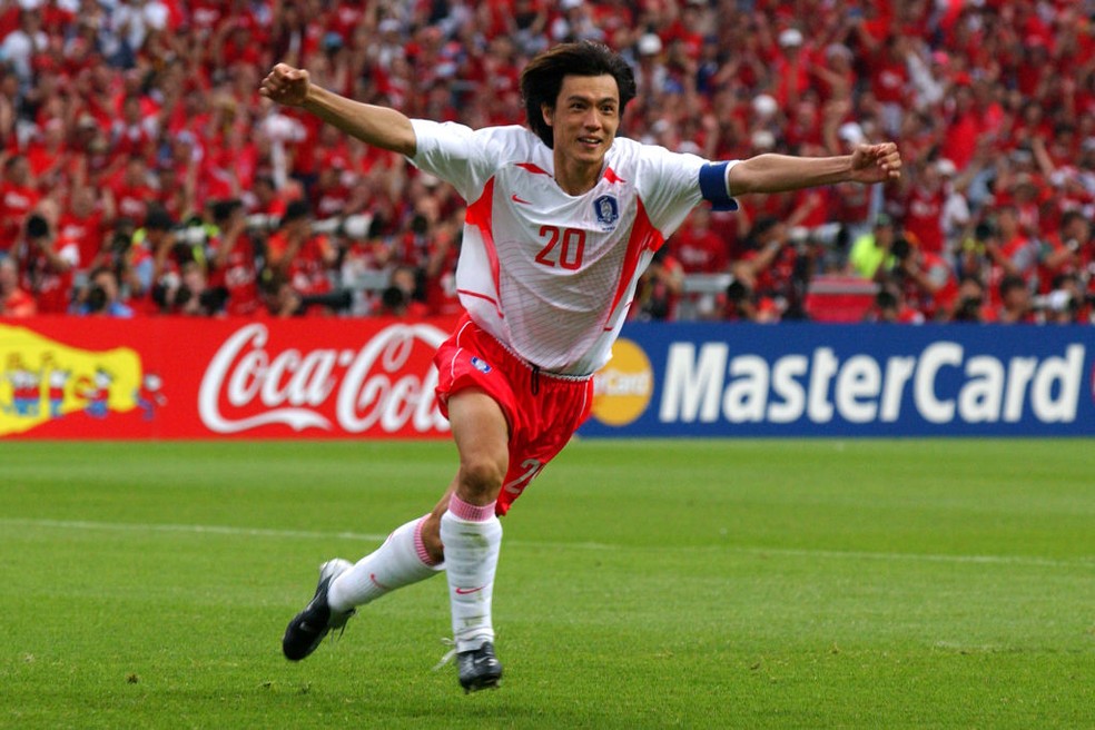 Hong Myung-Bo comemora gol em Coreia do Sul x Espanha em 2002