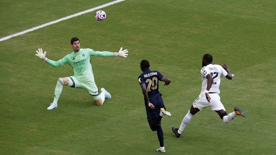 Courtois rebate críticas à Copa do Mundo de Clubes: "Quatro tuiteiros acham o nível uma m*" - Goleiro do Real Madrid também elogiou equipes brasileiras e o Al-Hilal, que se classificaram para as quartas