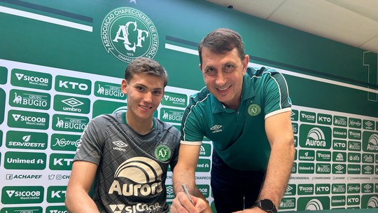 Chapecoense assina contrato com goleiro destaque do Sub-17 