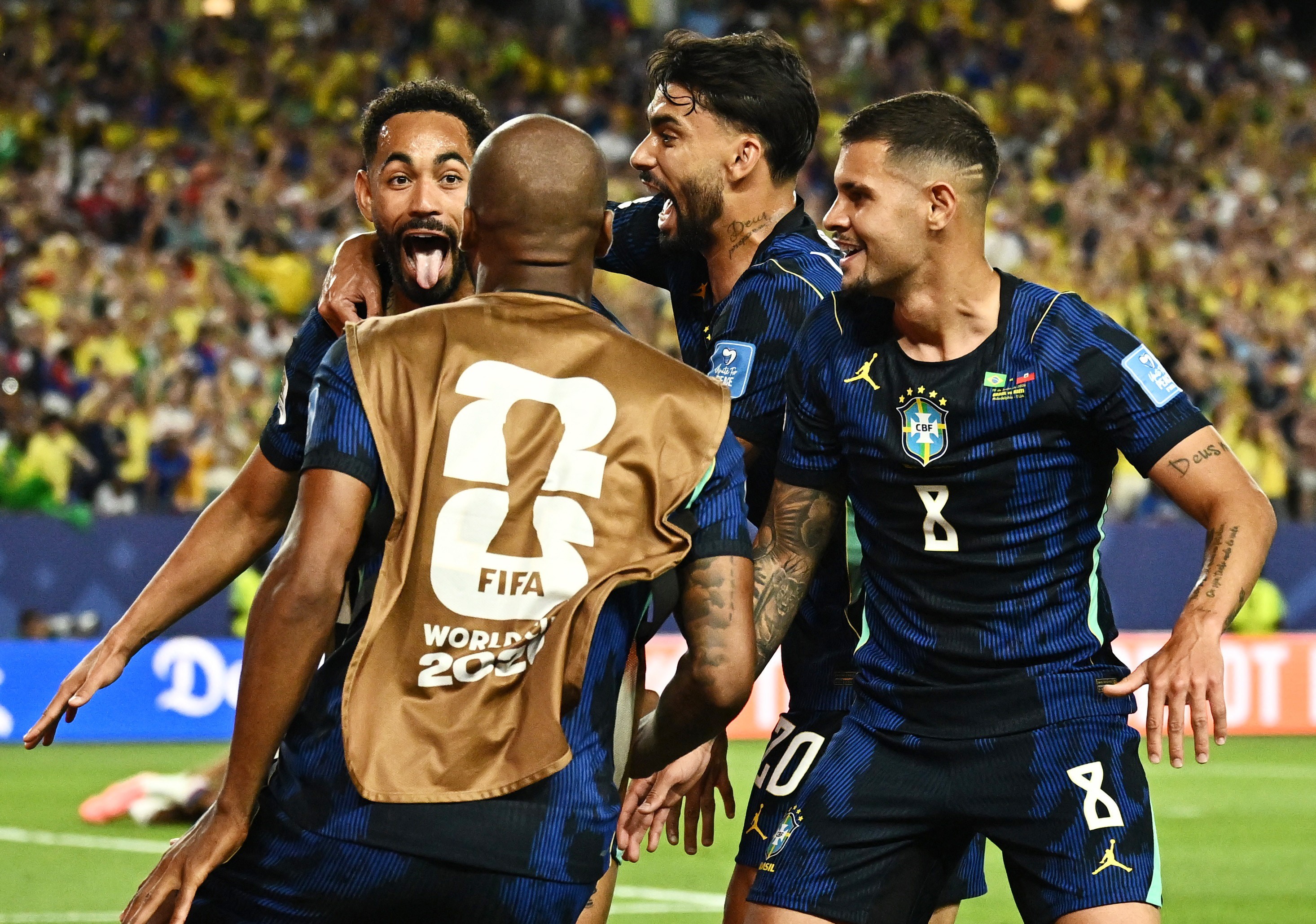 Ronaldo e Ronaldinho assistem juntos a Brasil x Haiti e web reage: 'Entrem
