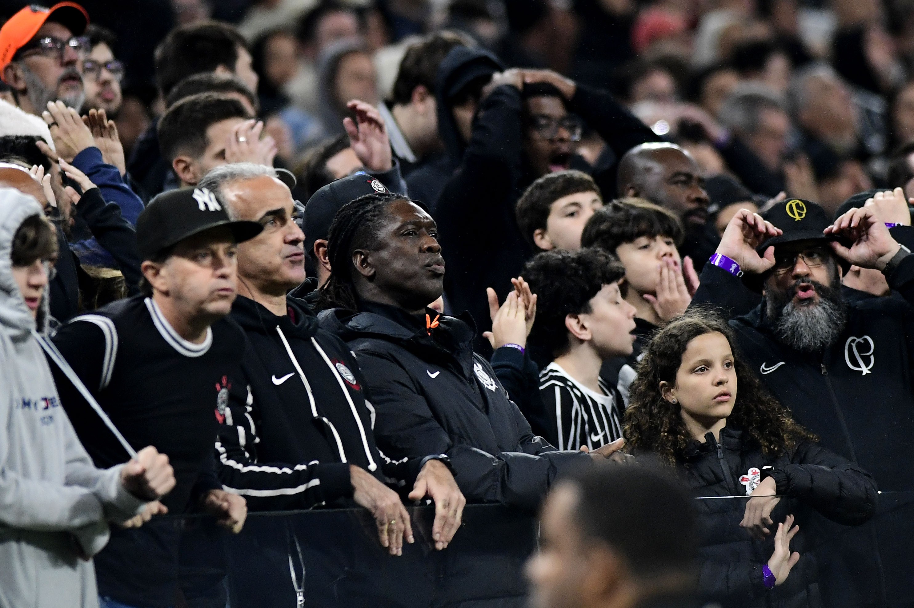 Seedorf testa novas táticas, mas Corinthians segue sob pressão na luta contra o Z-4
