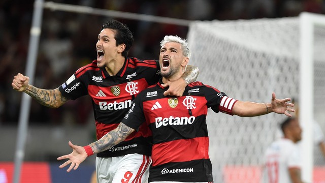 Arrascaeta e Pedro comemoram gol do Flamengo contra o Bahia