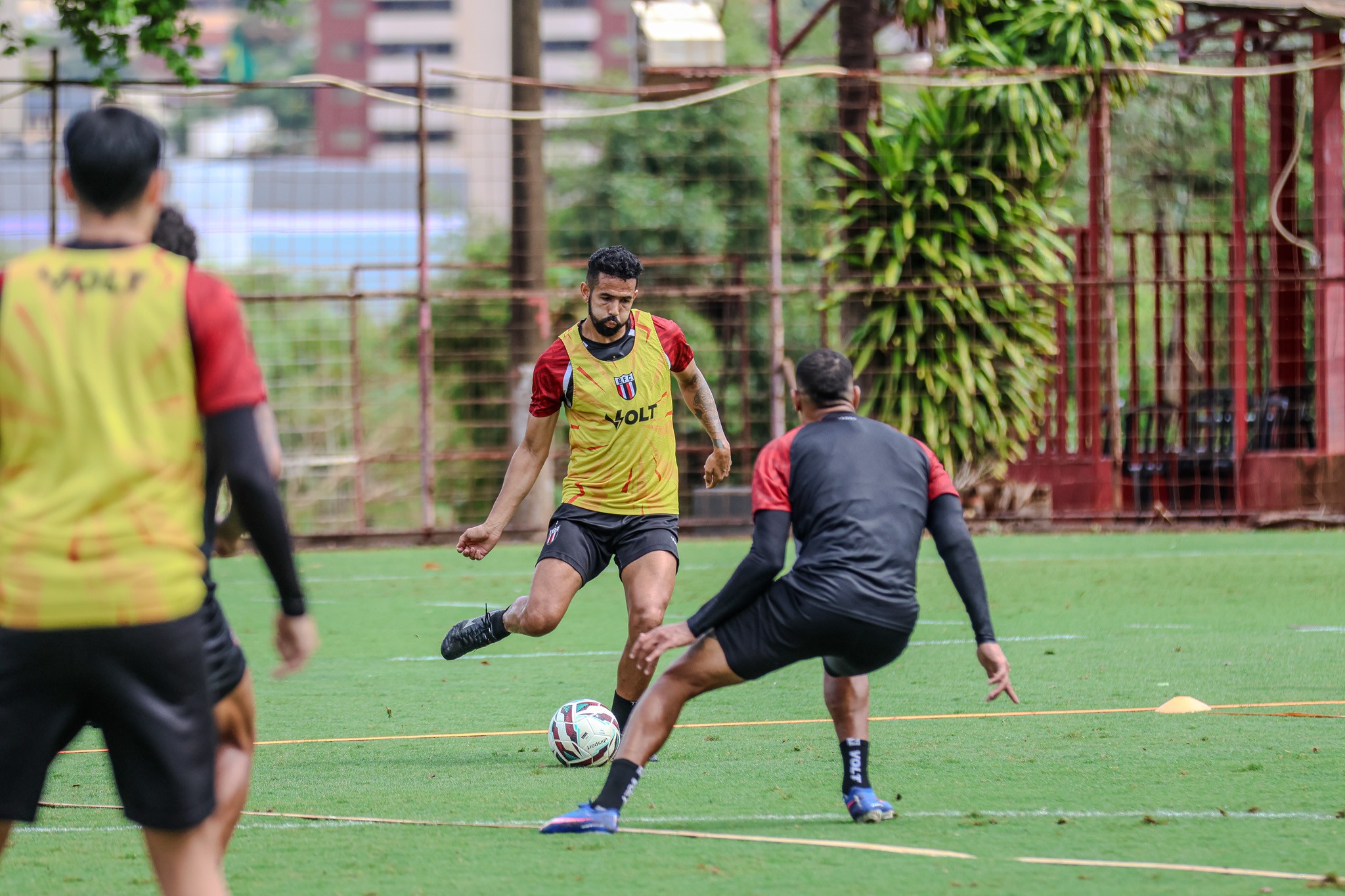 Jogador Jonathan Lemos em treino do Botafogo-SP antes da próxima rodada da Série B