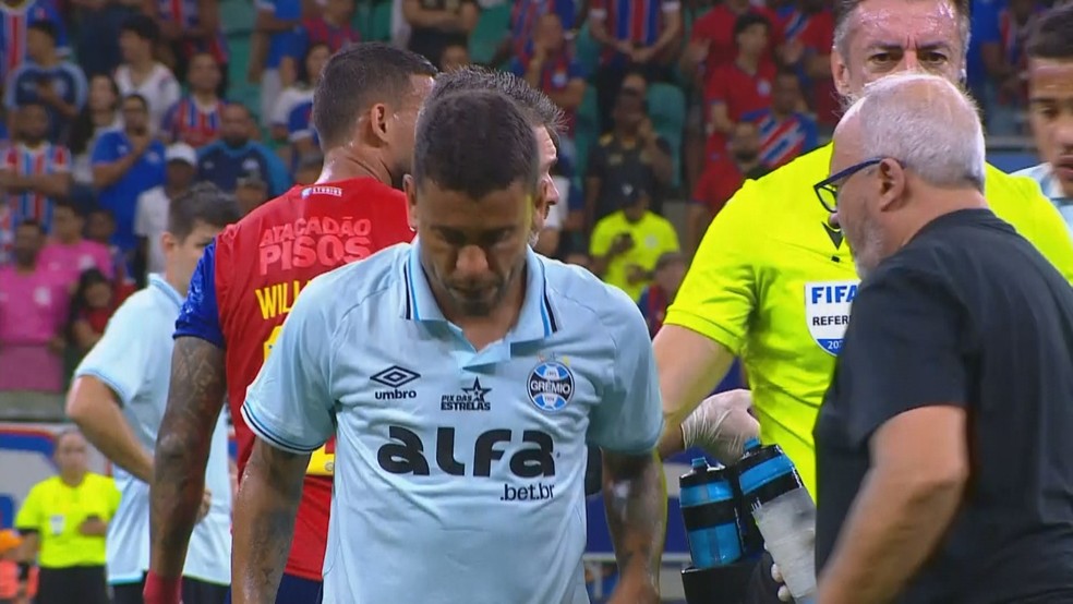 Marcos Rocha deixa jogo do Grêmio com dores — Foto: Reprodução/Premiere