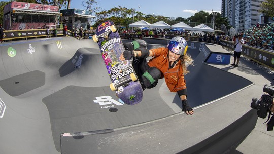 Catarinense Yndiara Asp garante o título do skate park no STU Florianópolis