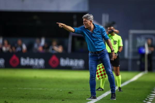 Análise: Grêmio desmorona depois das trocas e leva virada dolorosa com erro de pelada