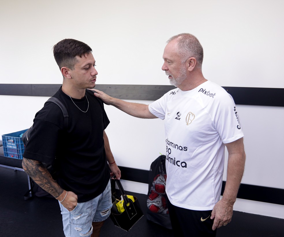Rodrigo Garro conversa com Mano Menezes na reapresentação do Corinthians — Foto: Rodrigo Coca/Ag. Corinthians