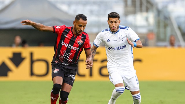 William, do Cruzeiro, disputa a bola com Matheuzinho, do Vitória