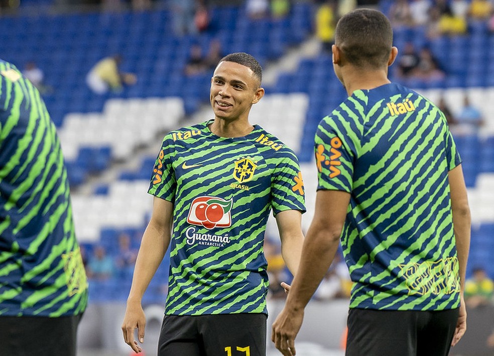 Vanderson em aquecimento antes de jogo da seleção brasileira — Foto: CBF