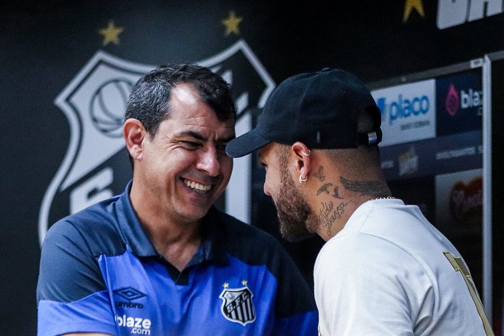 Fábio Carille ganha abraço de Neymar após vitória do Santos — Foto: Raul Baretta/Santos FC