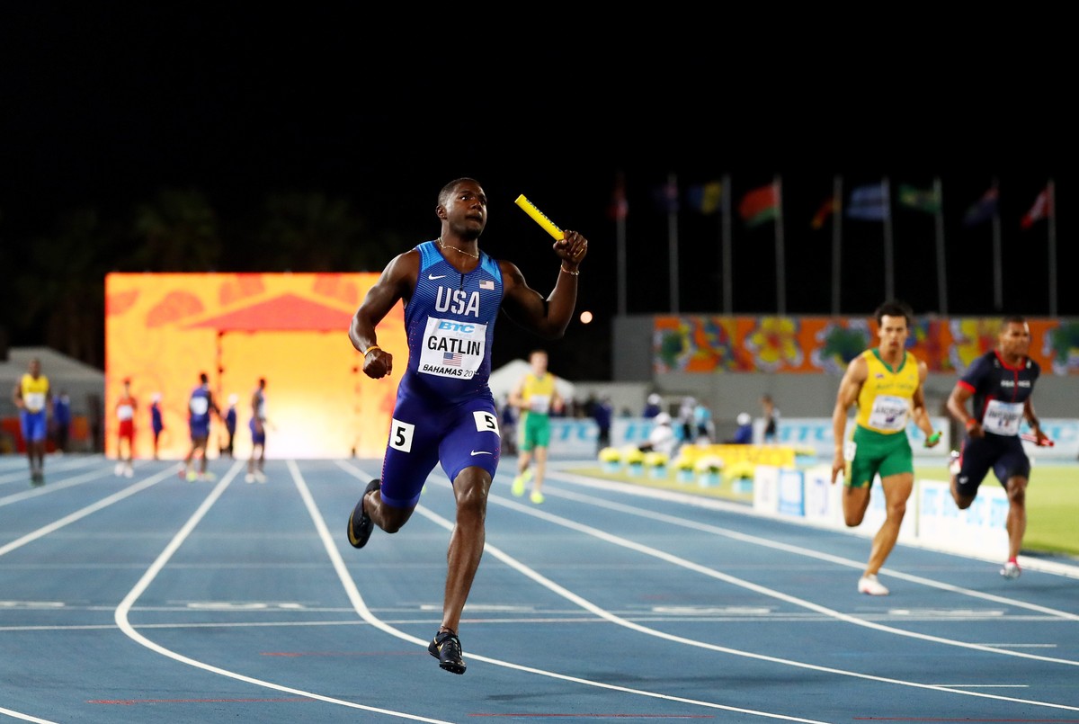 Бегун пробежал 400 м. Эстафетный бег (4×100 метров, 4×400 метров). Бегуны на 100 метров сборная США. Эстафетный бег. Олимпийские дистанции в эстафетном беге.