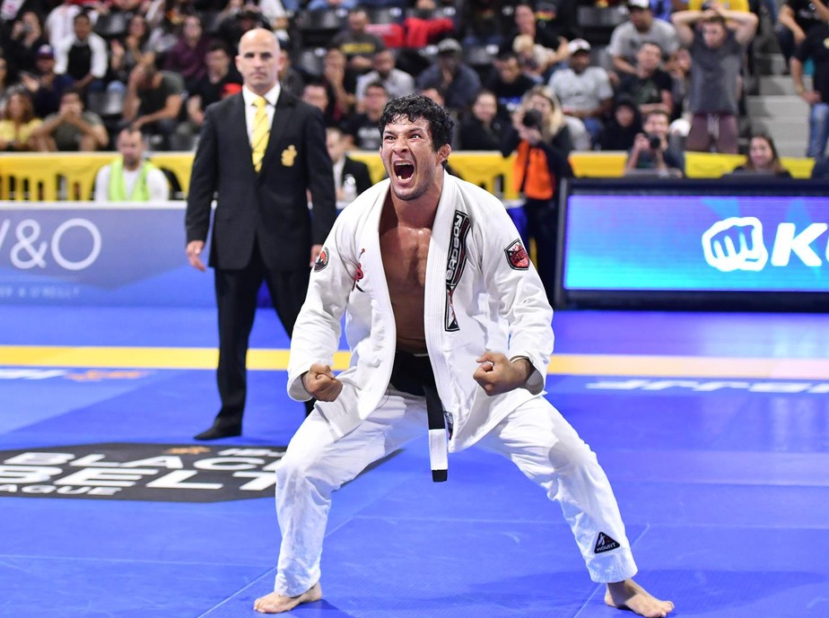 Campeã mundial de jiu-jitsu largou engenharia e viaja o mundo dando aulas -  10/04/2019 - UOL Esporte