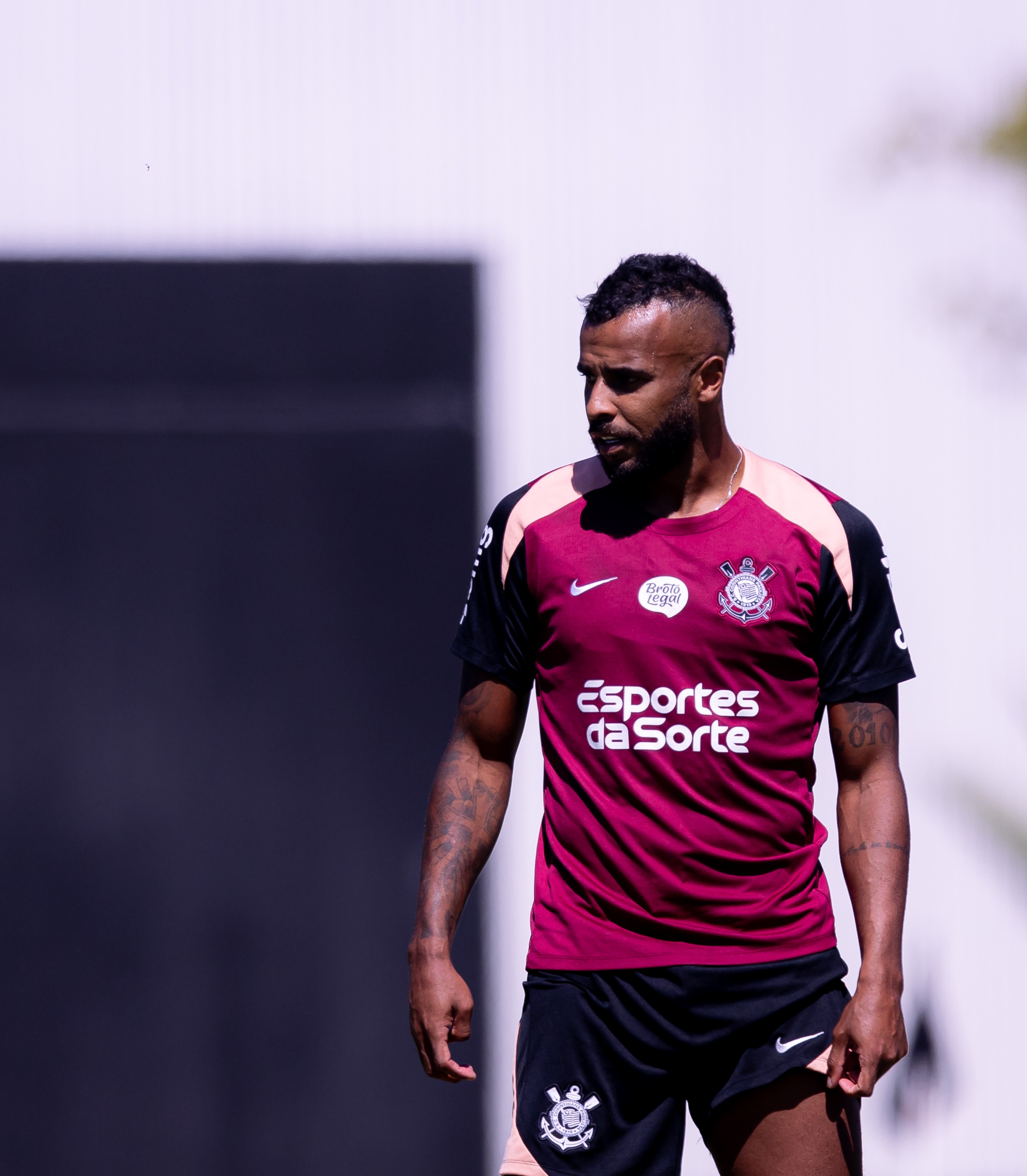 Alex Santana busca consolidar espaço no Corinthians após pouco tempo em campo com Diniz