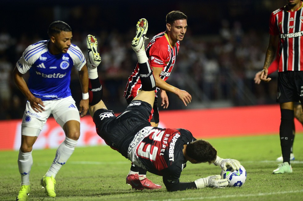 Goleiro Rafael faz defesa em São Paulo x Cruzeiro pelo Campeonato Brasileiro — Foto: Marcos Ribolli