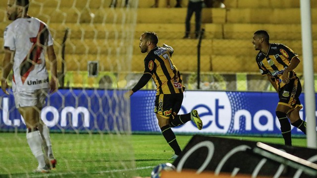 Douglas Baggio comemora gol do Novorizontino contra o Atlético-GO