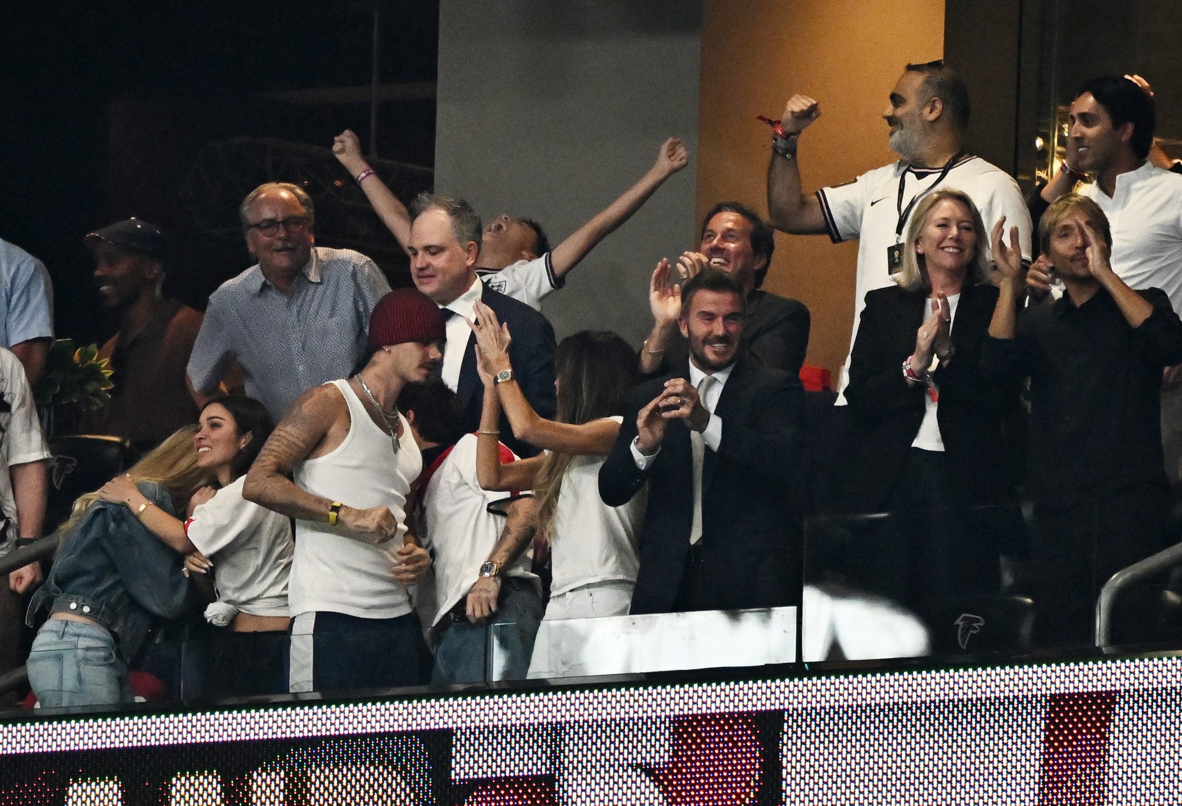 David Beckham vibra ao lado da esposa com primeiro gol da Inglaterra