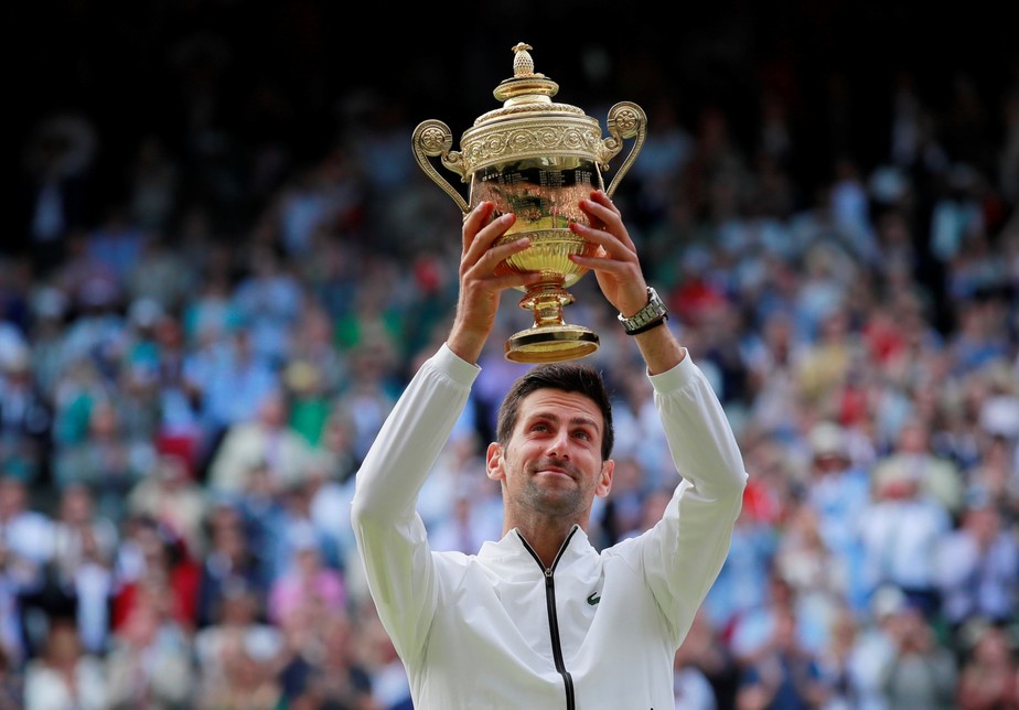 Djokovic escapa, abre vantagem e tem jogo suspenso em Wimbledon