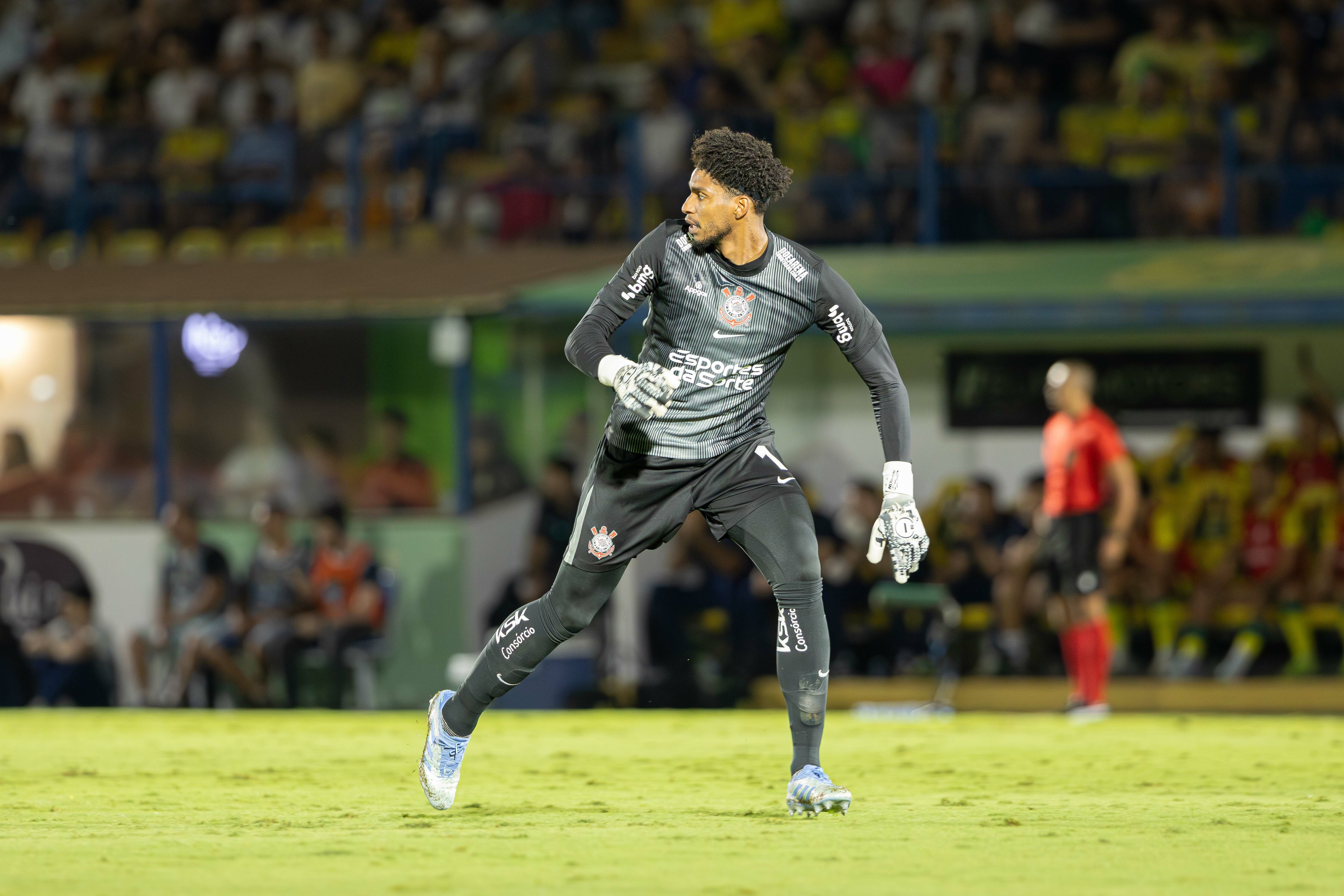 Cobrança de Hugo Souza: elenco do Corinthians deve repensar respeito ao clube