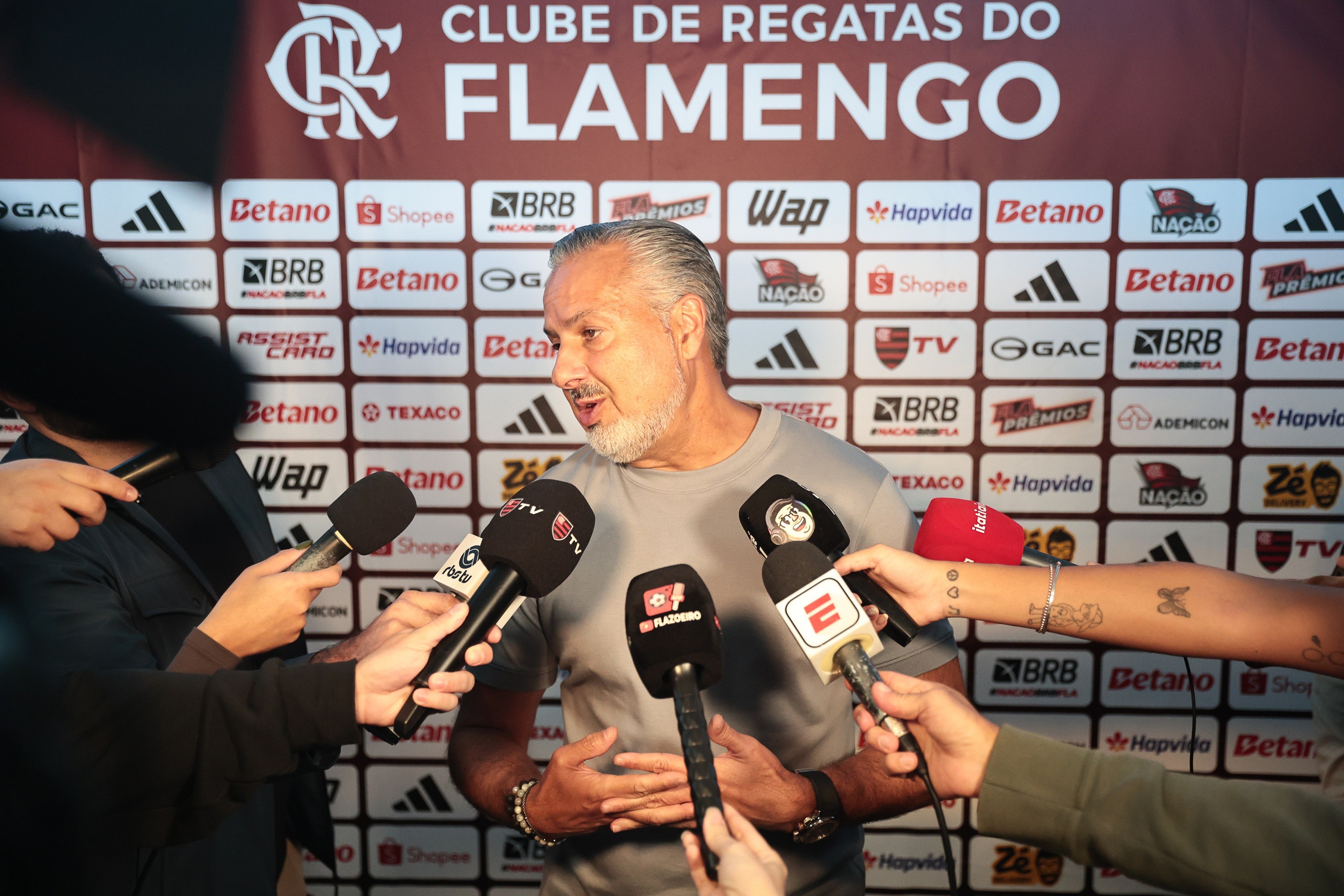 Boto inclui Prestianni, acusado de racismo por Vini Jr, em lista de jogadores que "caberiam no Flamengo"